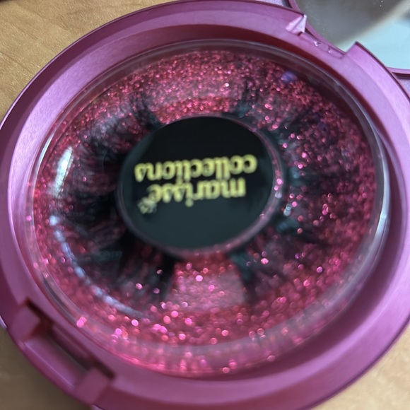 PLEASE LIKE TO JOIN THE FALSE LASHES LIVE SHOW November 14 @7:29 pm🇨🇦 - Picture 3 of 6